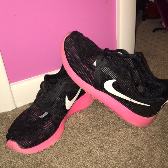 black and pink nike roshe